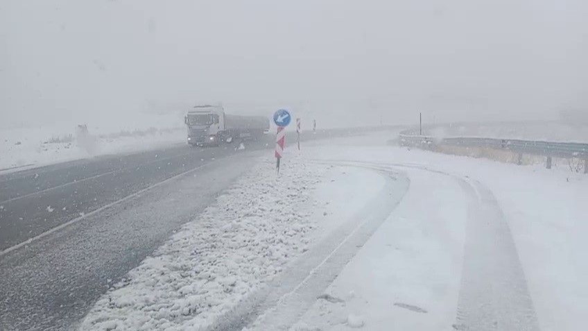 Kop Dağı’nda yoğun kar yağışı: Karayolları ekipleri gece boyu seferber oldu