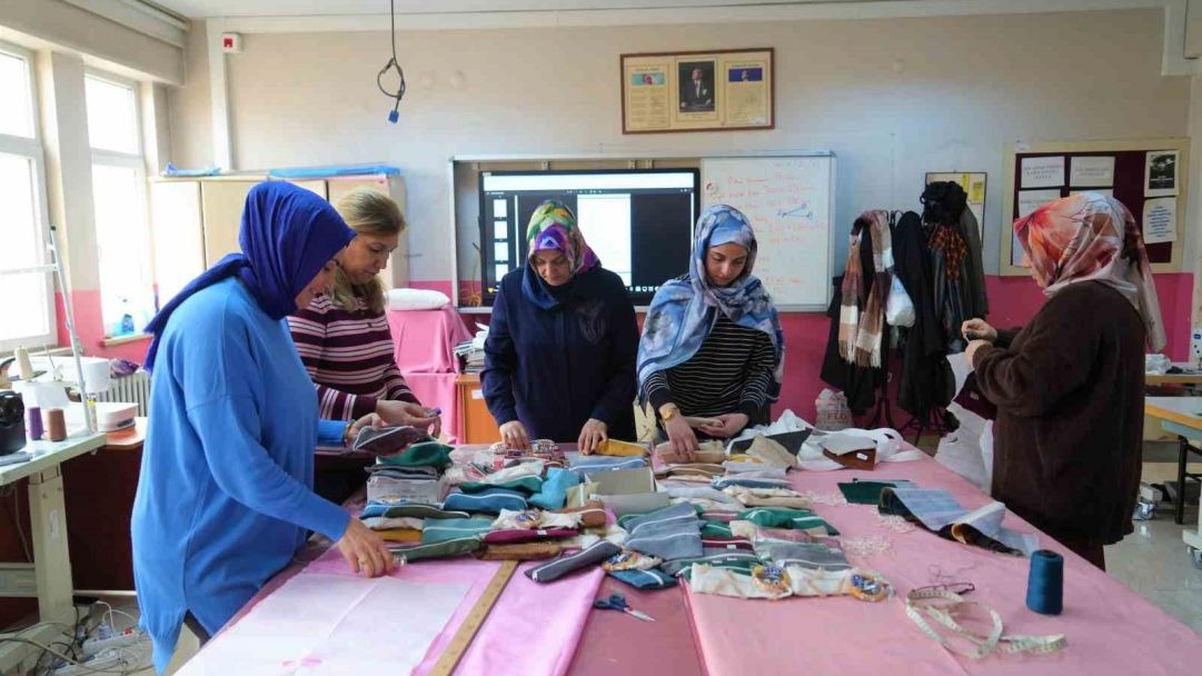 Kursiyer kadınlar üreterek hem öğreniyor hem mutlu ediyor