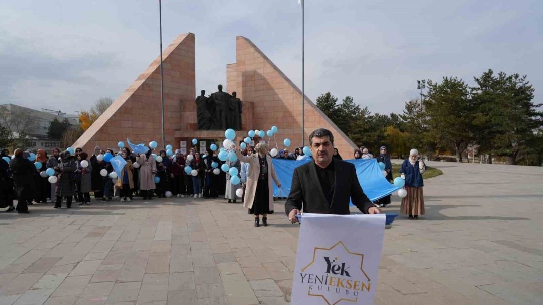 Mavi beyaz balonlarla Doğu Türkistan’ın sesi oldular