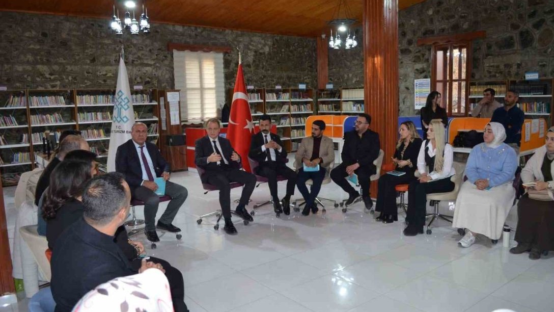 Muş Bulanık Kaymakamı Koşansu, kütüphane buluşmalarında öğretmenlerle özel söyleşi gerçekleştirdi