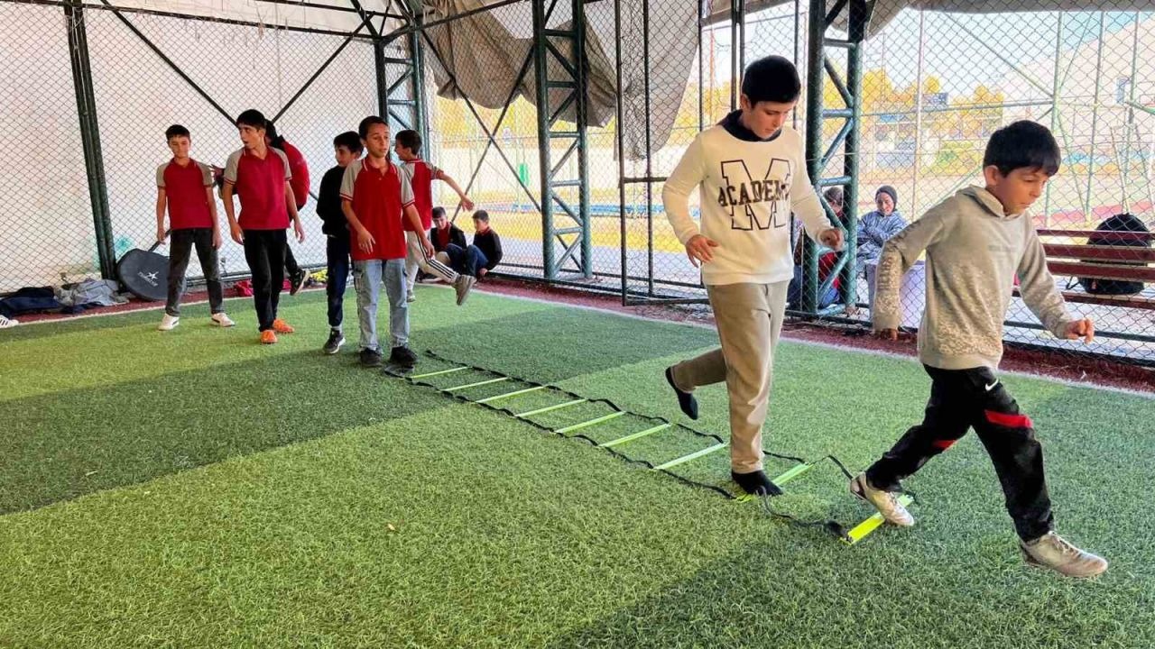 Muş Varto’da futbol kursu sürüyor