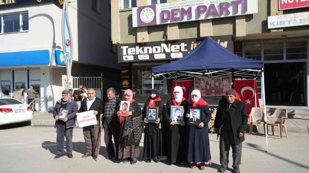 Muş’ta annelerin evlat nöbeti devam ediyor