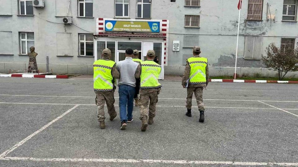 Muş’ta aranan hükümlü jandarmanın devriyesine takıldı