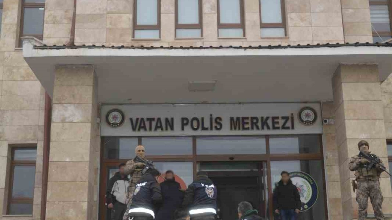 Muş’ta firari 2 şüpheli suç aleti silahla yakalanarak tutuklandı