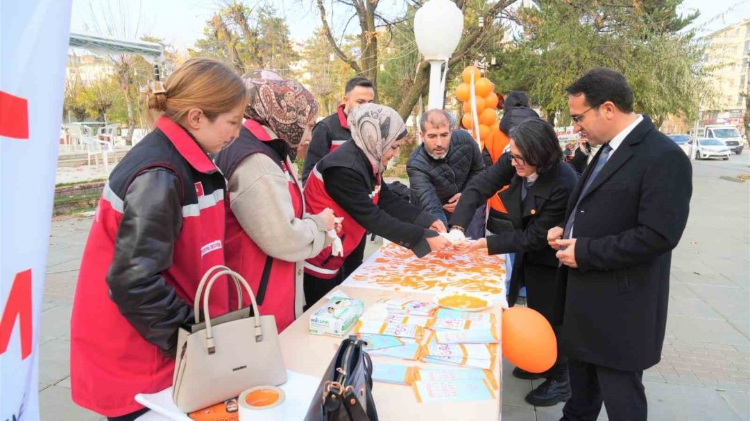 Muş’ta turuncu renkli farkındalık: Şiddete karşı açılan stant yoğun ilgi gördü