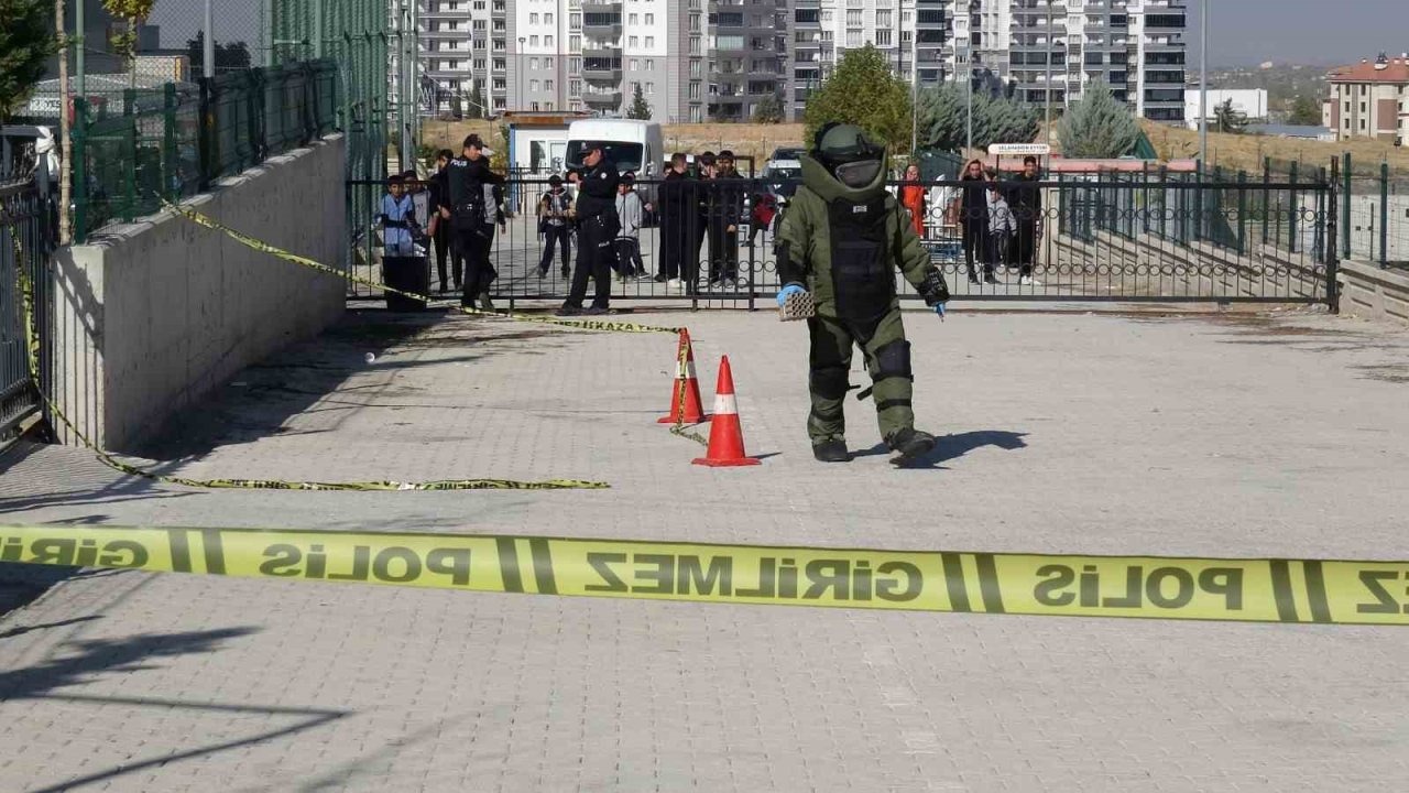 Okul yerleşkesindeki havai fişek rampası paniğe neden oldu