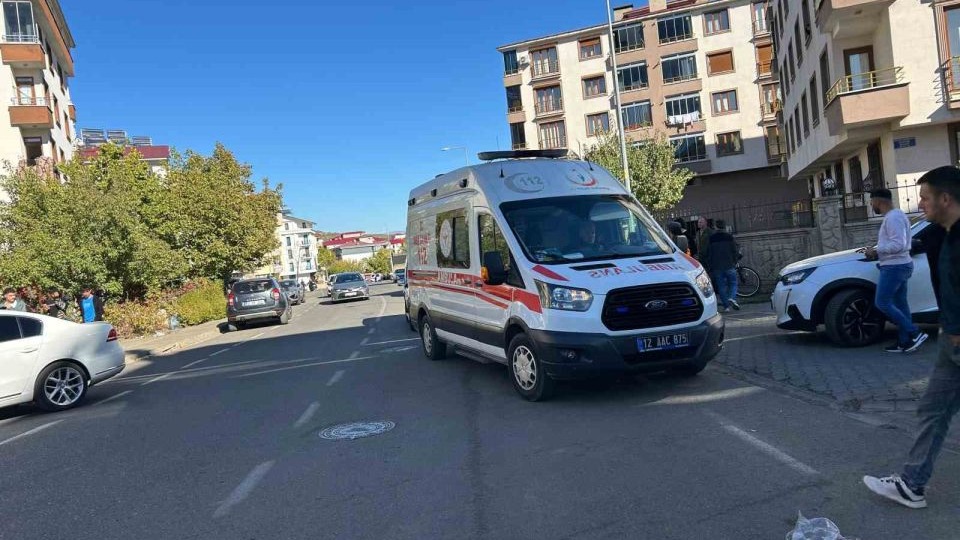 Otomobilin çarptığı 2 öğrenci yaralandı