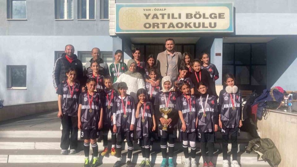 Özalplı kız futbol takımı il birincisi oldu