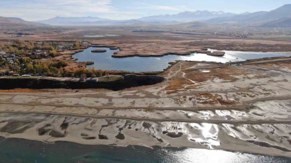 Renkli yazlardan sessiz çöl manzarasına: Van Gölü’nün 8 yıllık değişimi