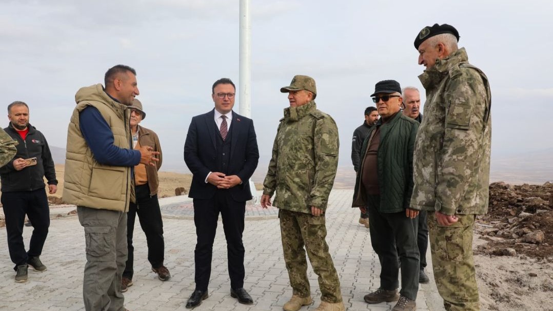 Şehit arkadaşlarının hatırasına 2 bin 400 rakımlı tepeye ağaç diktiler