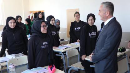 Sözünü tuttu, sınıfa sürpriz yaptı