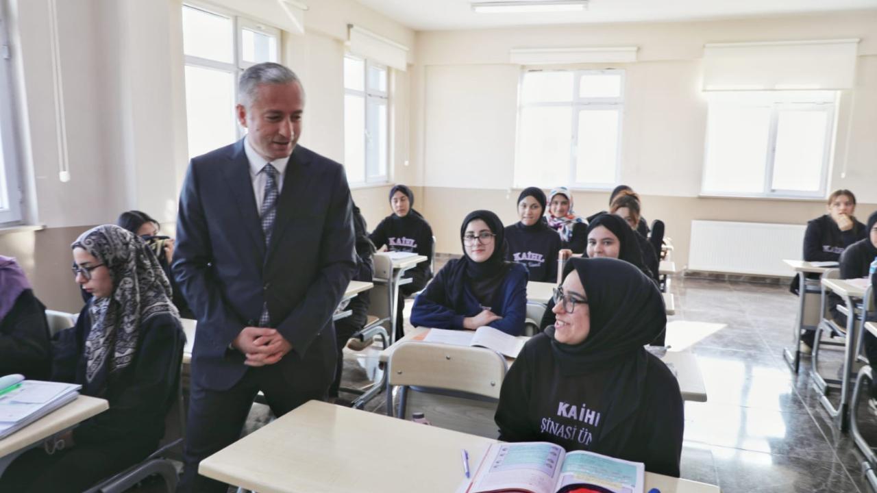 Sözünü tuttu, sınıfa sürpriz yaptı