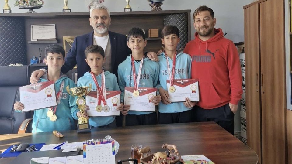 Süphan Ortaokulu öğrencileri kros müsabakalarında il birincisi oldu