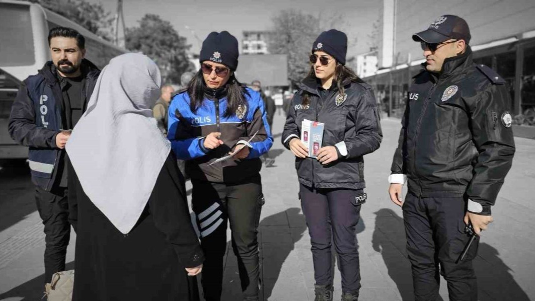 Tatvan Emniyet Müdürlüğünden bilgilendirme standı