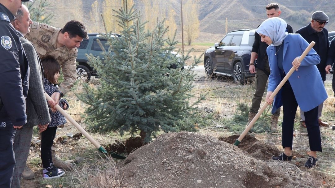Tercan’da fidanlar toprakla buluştu
