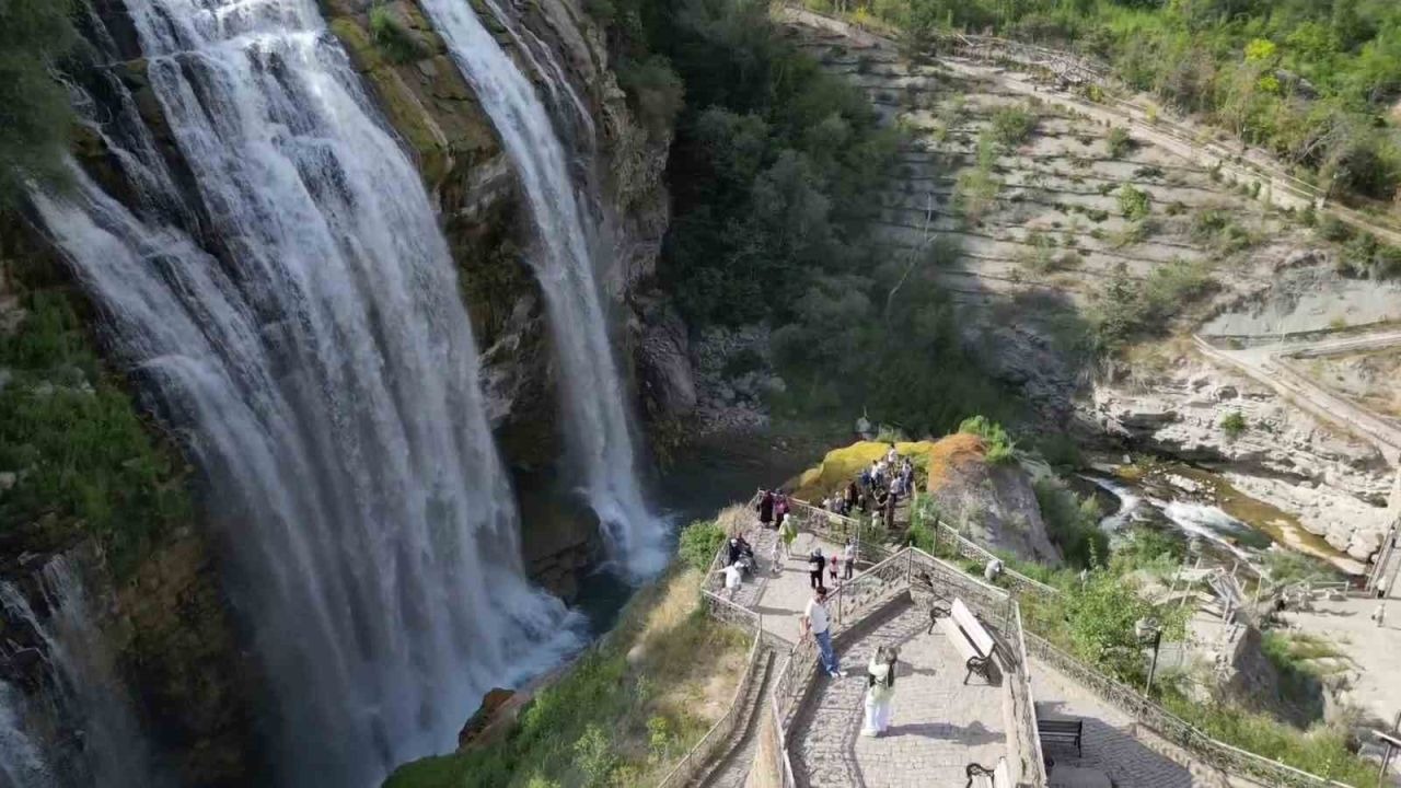 Tortum Şelalesi’nde ziyaretçi yoğunluğu