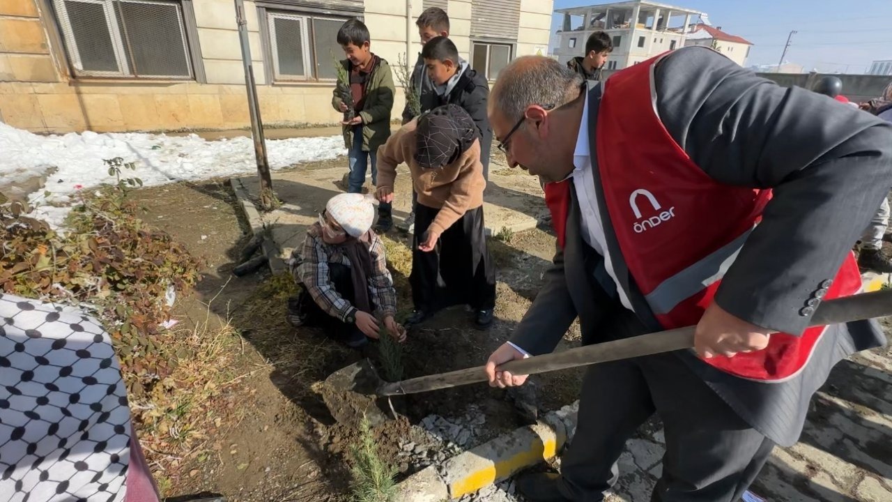 &quot;Türkiye yeşeriyor, Gazze güçleniyor&quot; projesiyle Yüksekova’da fidanlar toprakla buluştu