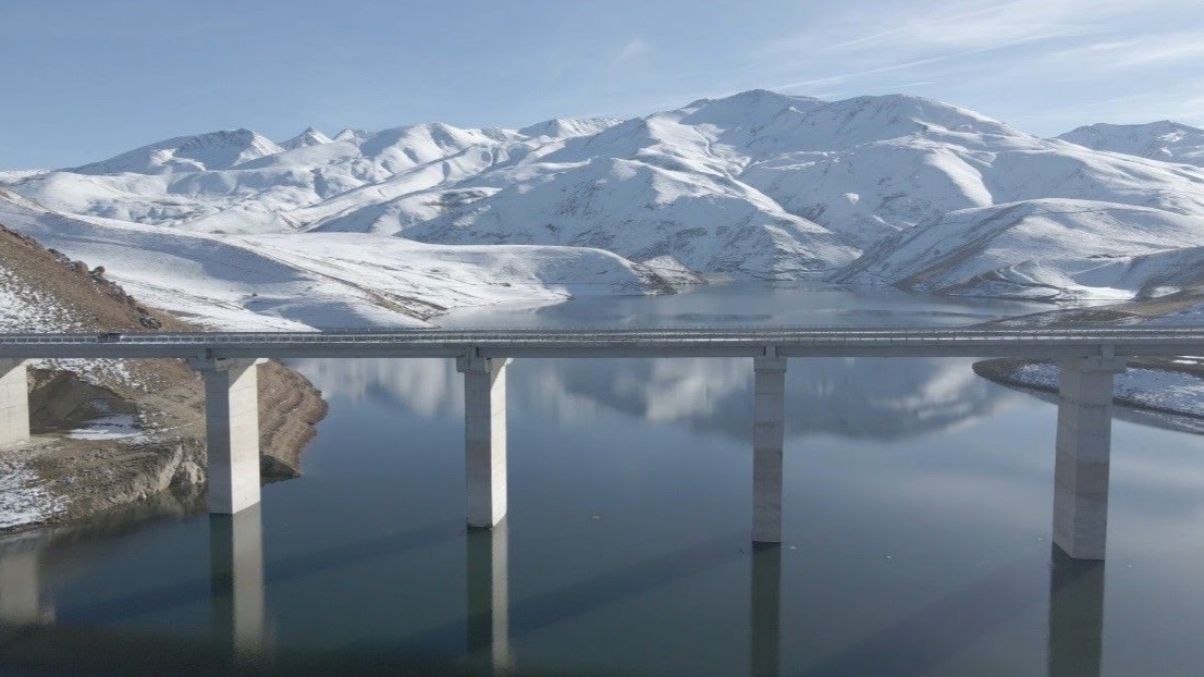 Turnaçayırı Barajı’nda masalsı kış: Kar yağışı manzarayı değiştirdi