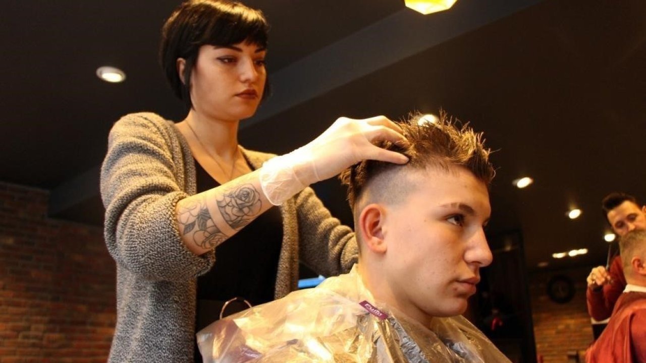 Uzmanlar kış ayları öncesi saç dökülmesine karşı uyarıyor: &quot;Saçın da neme ihtiyacı var&quot;