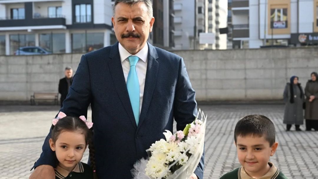 Vali Çiftçi öğrenci ve öğretmenlerle buluştu