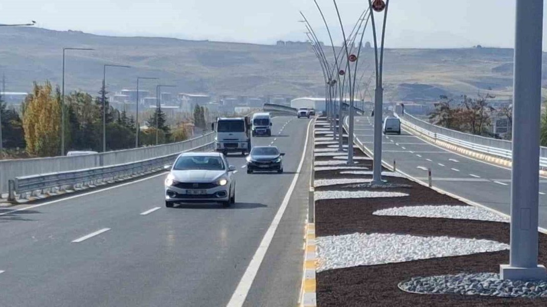 Van trafiğine yeni nefes: Edremit Köprülü Kavşağı trafiğe açıldı