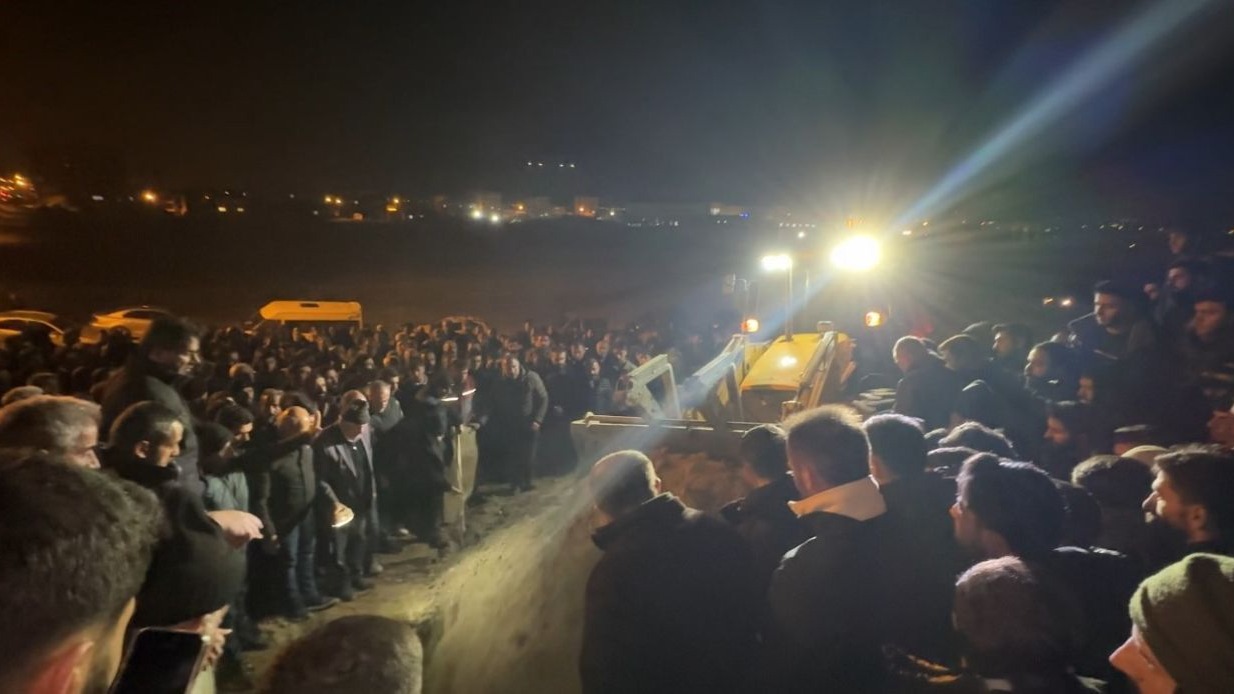 Van&#039;da baraja uçan araçta hayatını kaybeden 22 yaşındaki Cihat gözyaşları arasında toprağa verildi