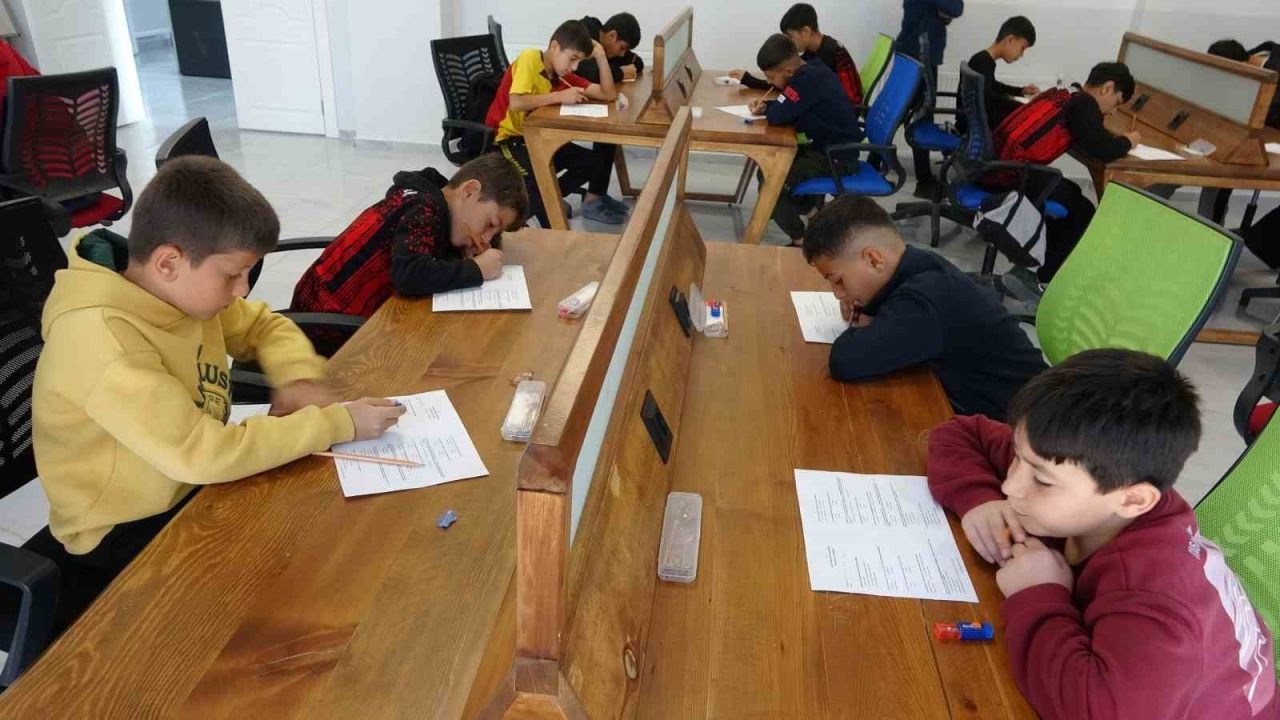 Van’da öğrenciler ara tatilde hem öğrendi hem yarıştı