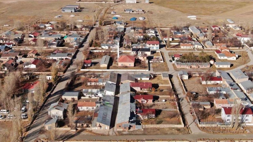 Van’ın Özalp ilçesinde simetrik yapılar sonbahar güzelliğiyle büyülüyor