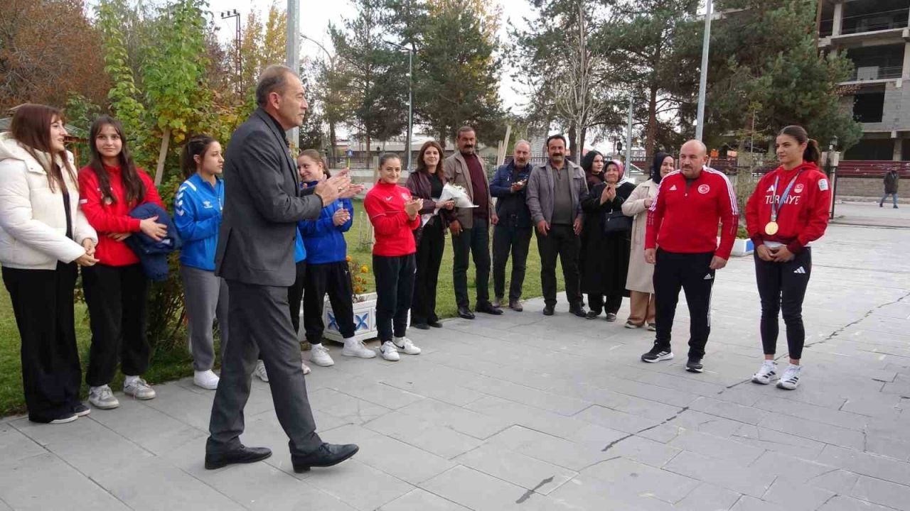Vanlı altın madalyalı boksör Evin Erginoğuz çiçeklerle karşılandı