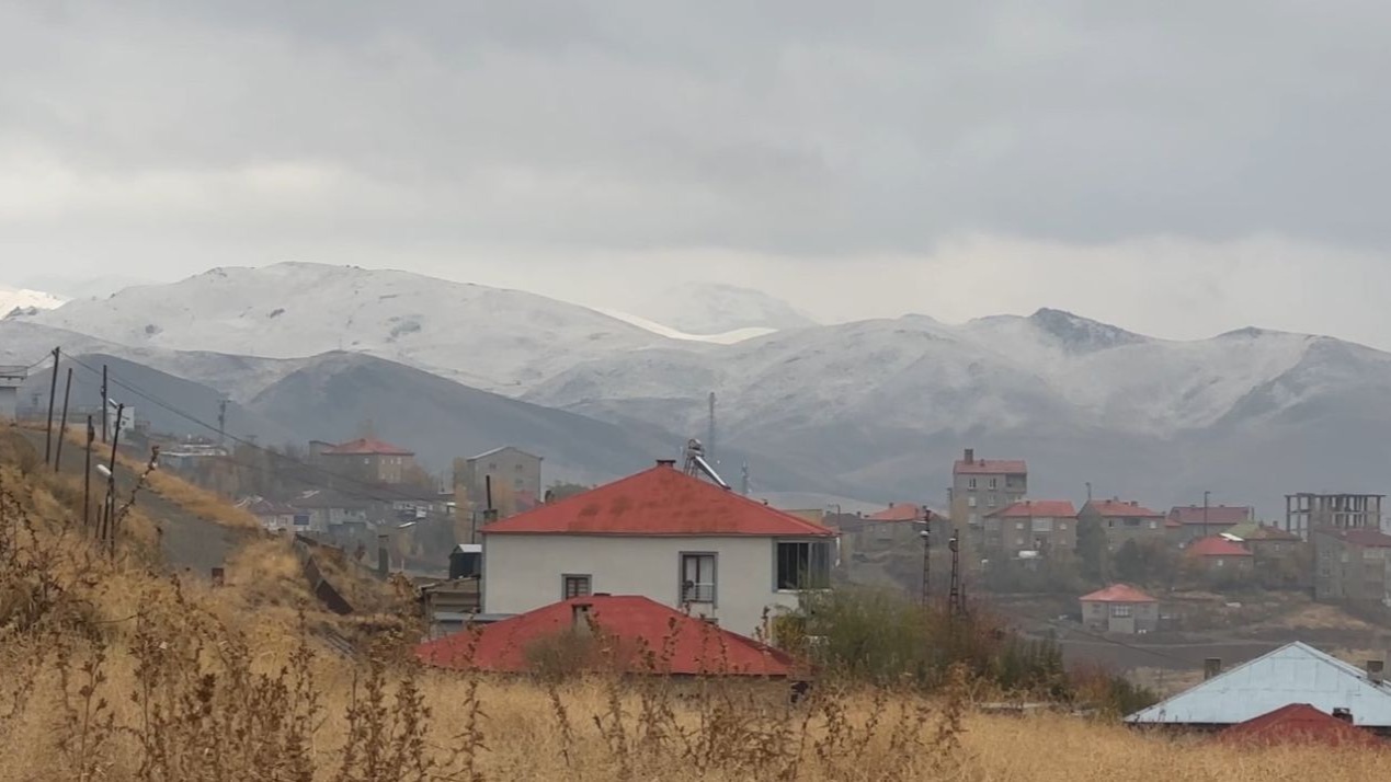 Yüksekova’nın etrafını çevreleyen dağlar beyaza büründü