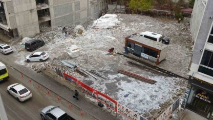 Dolu yağışı şehri beyaza bürüdü