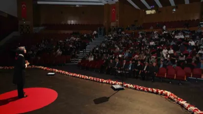 TEDXATATÜRKUNİVERSİTY "Perde" temasıyla katılımcılarla buluştu