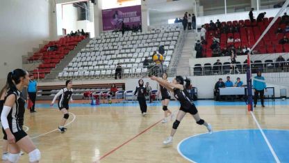 Erzincan'da genç sporcular sahada: Voleybol İl Birinciliği finali devam ediyor