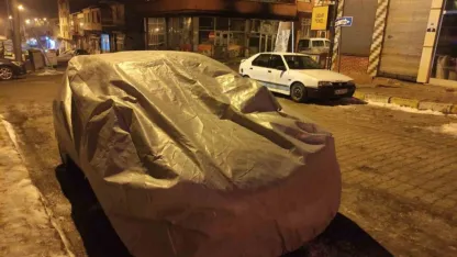 Ardahan'da dondurucu soğuklara karşı araçlar battaniye ve brandayla korunuyor