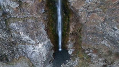 Bitlis'in Mutki ilçesinde bulunan Gümüşkanat Şelalesi hayranlık uyandırıyor