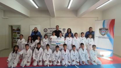 Erzincan’da "Hep Birlikte Aileyiz" Projesi kapsamında öğrencilere tekvando kıyafeti desteği