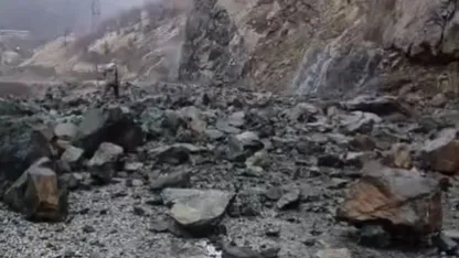 Yüksekova'da meydana gelen heyelan yolu kapattı