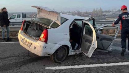 Kars’ta iki otomobilin karıtığı trafik kazasında 3 kişi yaralandı