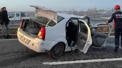 Kars’ta iki otomobilin karıtığı trafik kazasında 3 kişi yaralandı