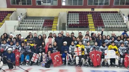 Erzurum'da buzda dostluk rüzgarı esti