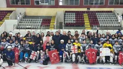 Erzurum'da buzda dostluk rüzgarı esti