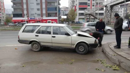 İki otomobil çarpıştı: 2 yaralı