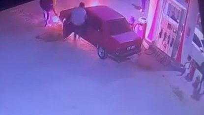 Ahlat'ta akaryakıt istasyonunda araç yangını korkuttu