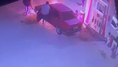 Ahlat'ta akaryakıt istasyonunda araç yangını korkuttu
