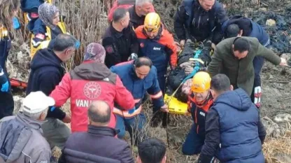Van’da araç bataklığa uçtu: 5 yaralı