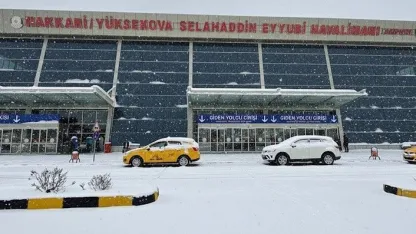 Yüksekova’da yoğun kar yağışı uçak seferlerini durdurdu