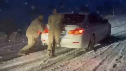 Muş-Bulanık yolunda ulaşıma kar engeli: Jandarma ekipleri rampada mahsur kalan araçları tek tek kurtardı