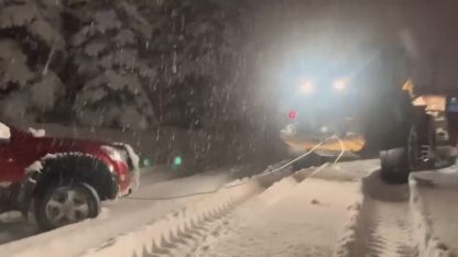 Kars’ta yolda mahsur kalan aracın yardımına özel idare ekipleri yetişti