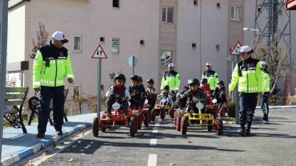 Geleceğin sürücüleri trafik parkurunda