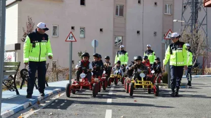 Geleceğin sürücüleri trafik parkurunda